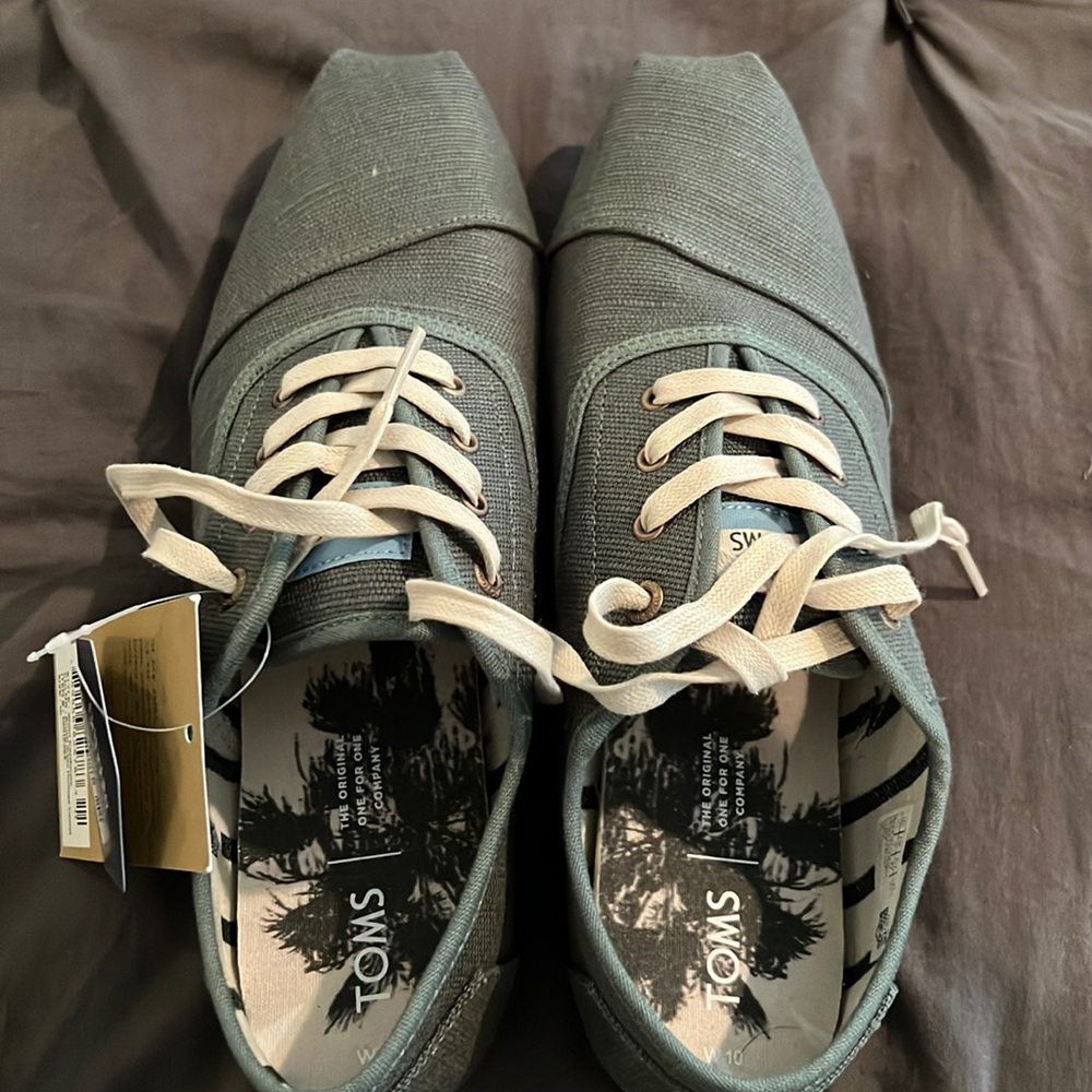 Women’s Toms